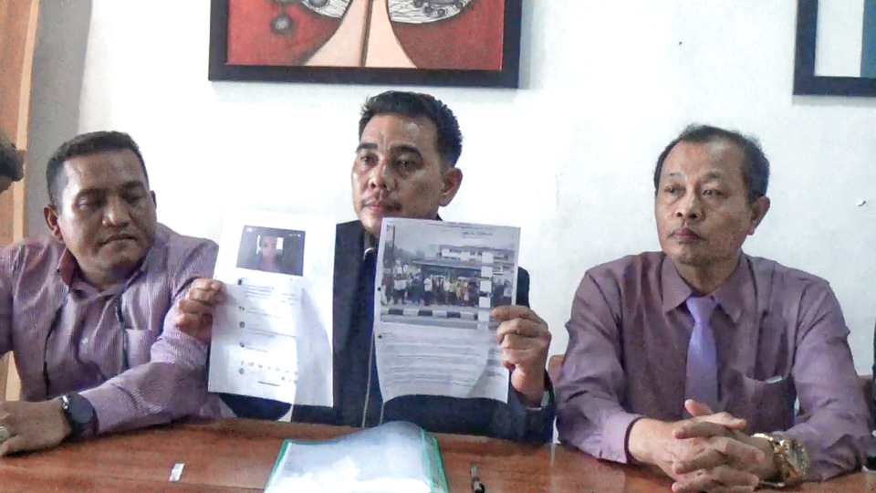 Wendy M Tanjung SH MH sebagai Ketua Tim Kuasa Hukum Ratu Thalisa alias Ratu Entok menunjukkan bukti screenshoot komentar netizen di akun medsos Ratu Thalisa.