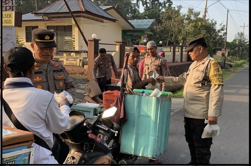 Polsek Kutalimbaru dan Bhayangkari Bagikan Takjil untuk Warga di Bulan Ramadan