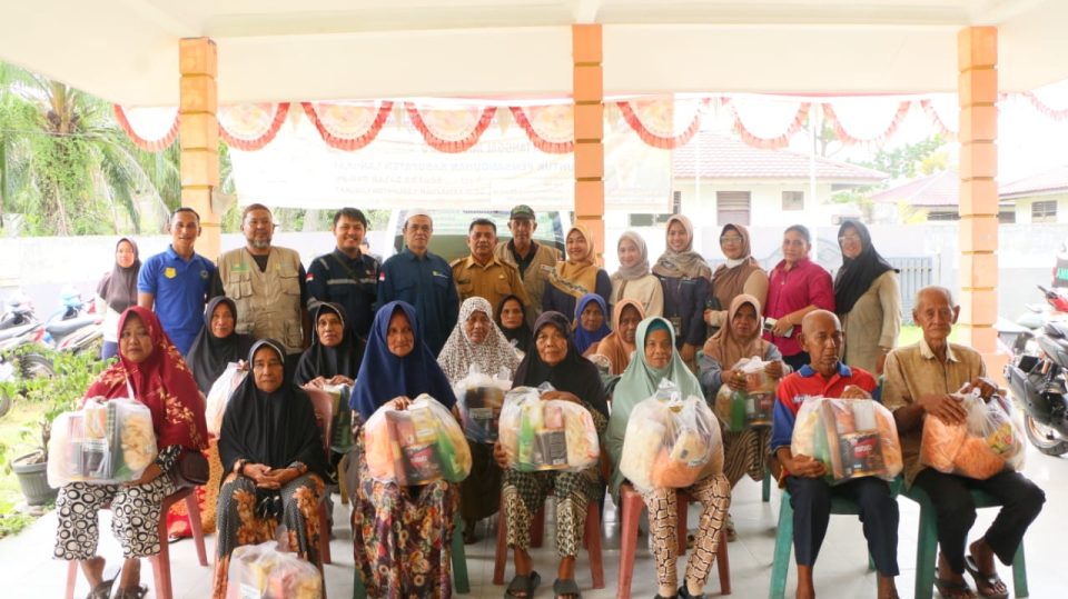 PLN Indonesia Power UBP Pangkalan Susu Bagikan Paket Lebaran untuk Masyarakat Kelurahan Beras Basah