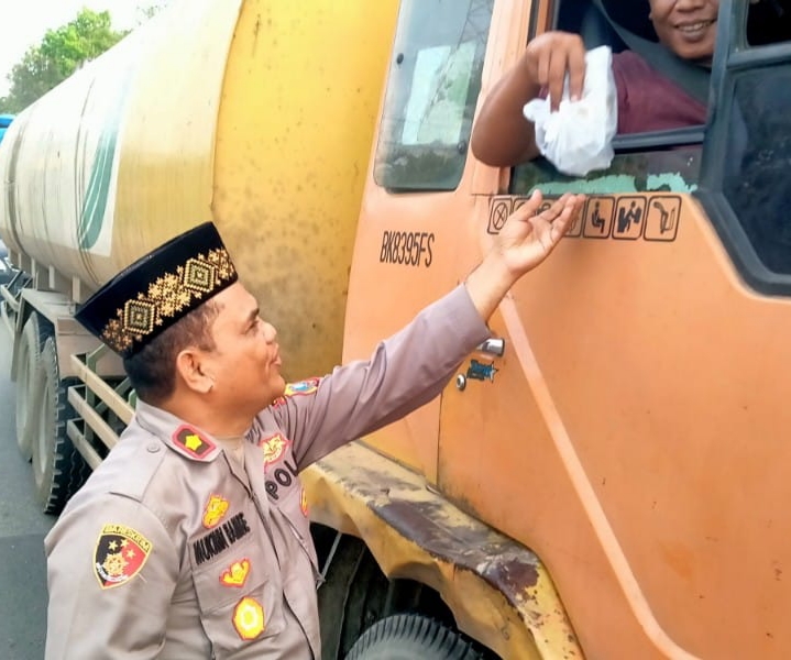 Mengira Tabrakan atau Razia, Pengguna Jalan Depan Mapolres Sergai Kaget Ada Rezeki