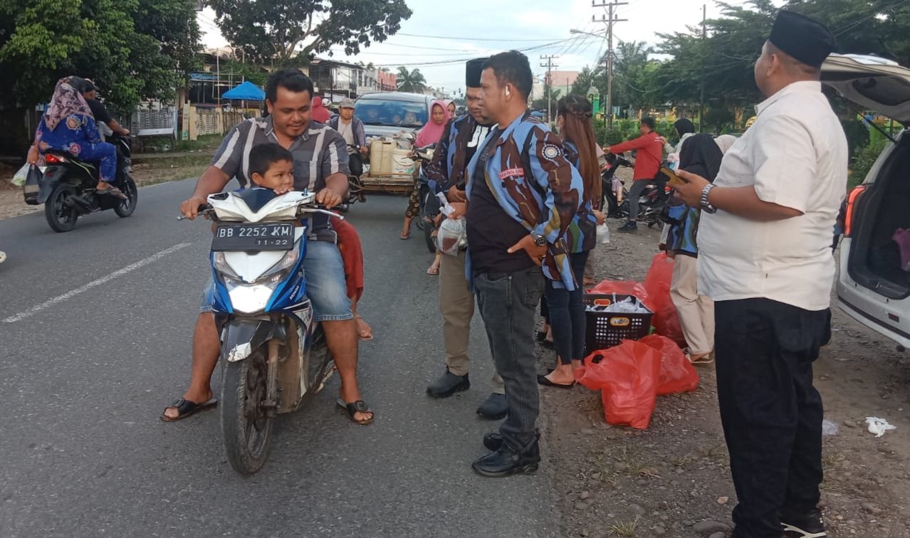 Ambil Berkah Ramadhan, Ketua DPD IPK Palas dan Jajaran Bagikan Takjil