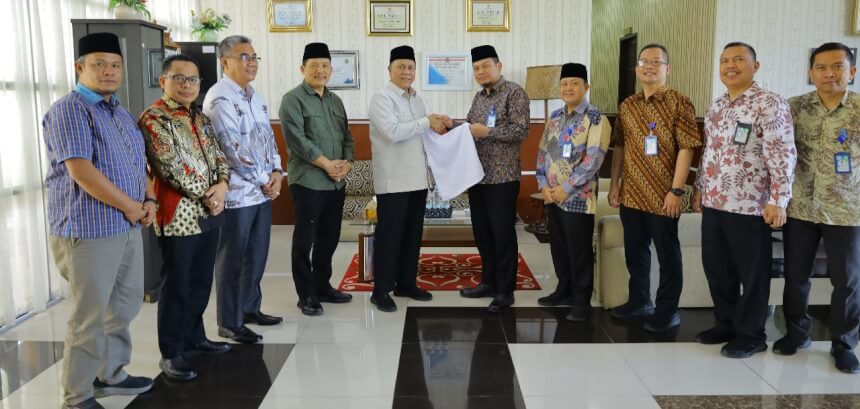 Perumda Tirtanadi Serahkan 8.328 Handuk Untuk Jamaah Haji Embarkasi Medan
