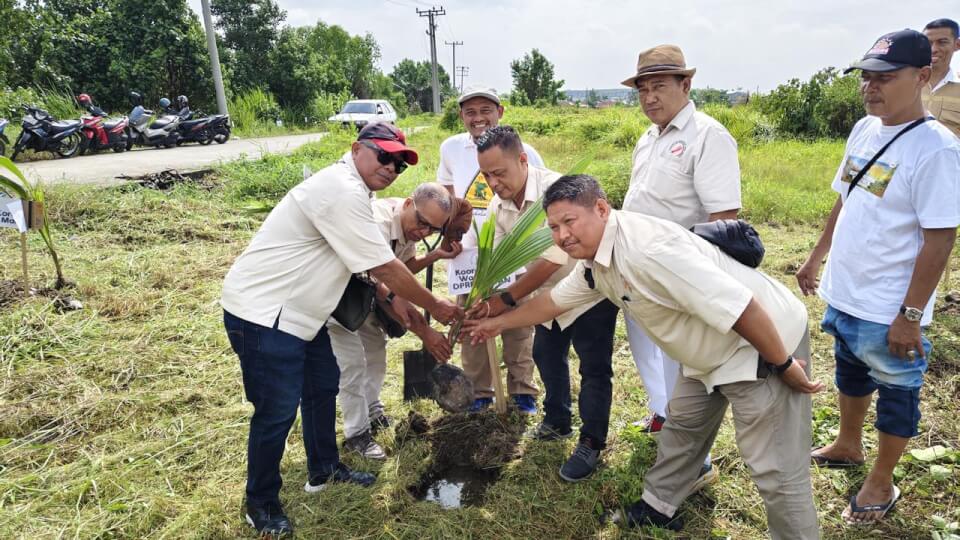 Peringati Hari Bumi, Koordinator Wartawan DPRD Medan dan KIH Sumut Tanam 100 Pohon Kelapa