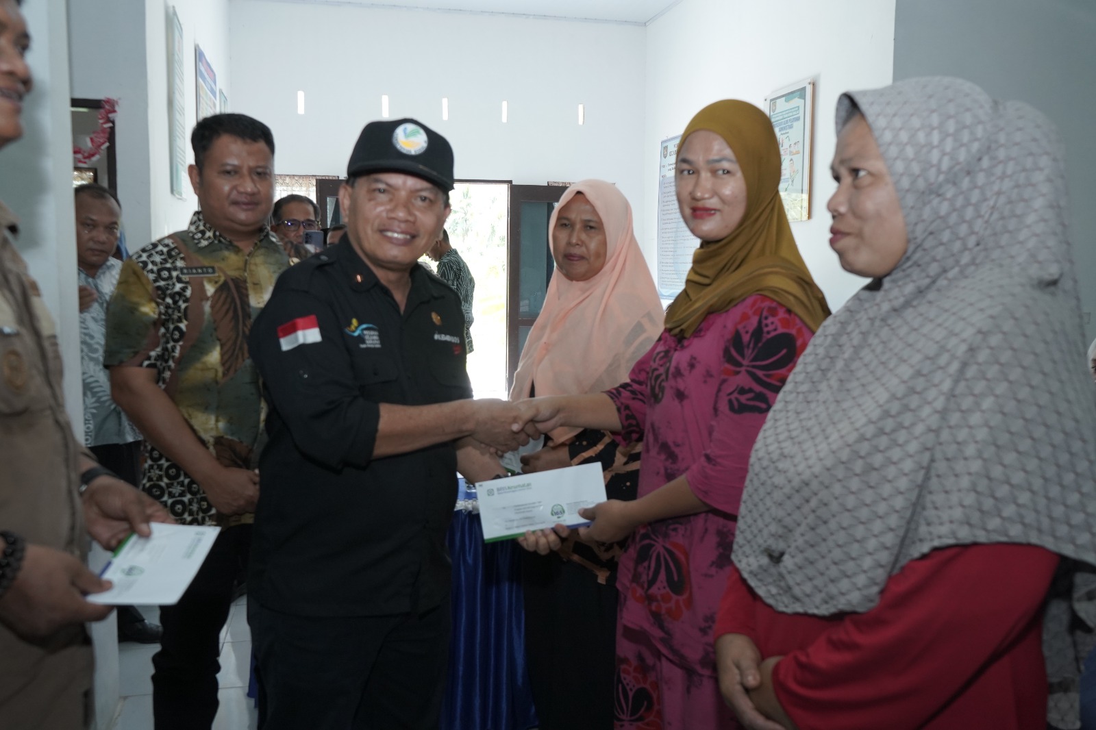 Wabup Asahan Serahkan Kartu BPJS Gratis dan KIP di 4 Kecamatan