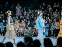 Kahiyang Ayu Kenalkan Warisan Budaya Sumut di Ajang Indonesia Fashion Week 2025