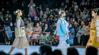 Ketua Dewan Kerajinan Nasional Daerah (Dekranasda) Provinsi Sumut Kahiyang Ayu Bobby Nasution bersama Wakil Ketua Dekranasda Sumut Titiek Sugiharti Surya, menghadiri acara Indonesia Fashion Week (IFW) ke-12 Tahun 2025, yang dilaksanakan di Plenary Hall Jakarta Convention Center, (JCC) Senayan, Jakarta, Minggu (1/6/2025). Foto/Diskominfo Sumut