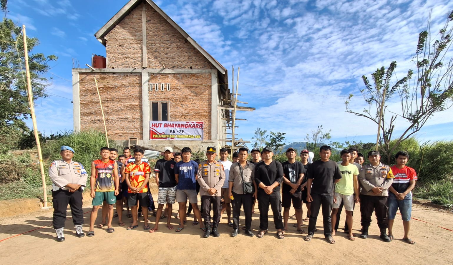 Kapolsek Tigabinanga Membuka Turnamen Bola Voli HUT Bhayangkara Ke-79 Perebutkan Piala Kapolsek