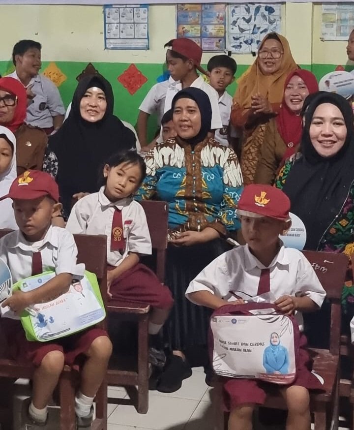 Endang Syah Afandin Ajak Anak-Anak Gemar Makan Ikan