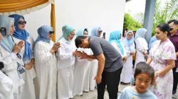 Gubernur Sumatera Utara (Sumut) Muhammad Bobby Nasution bersama Ketua TP - PKK Provinsi Sumut Kahiyang Ayu menyaksikan penyembelihan hewan kurban di Masjid Jami Hanifah, Jalan Chaidir Kampung Nelayan, Kecamatan Medan Labuhan, Kota Medan, Sabtu (7/6/2025).