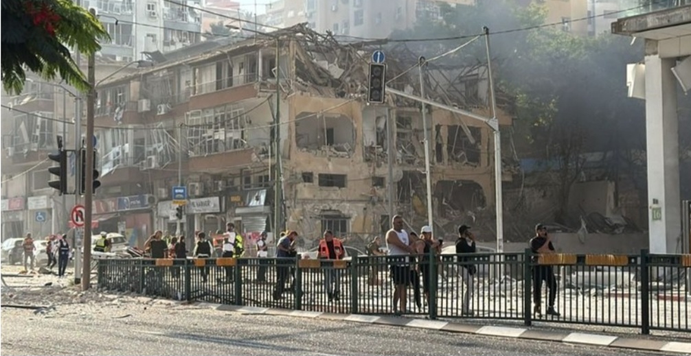 Tel Aviv Hancur Dihantam Rudal Besar Iran 