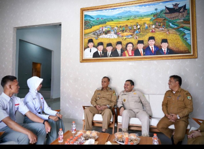 Bupati Pakpak Bharat Berikan Motivasi Bagi Paskibraka yang Berangkat Ke-Provsu