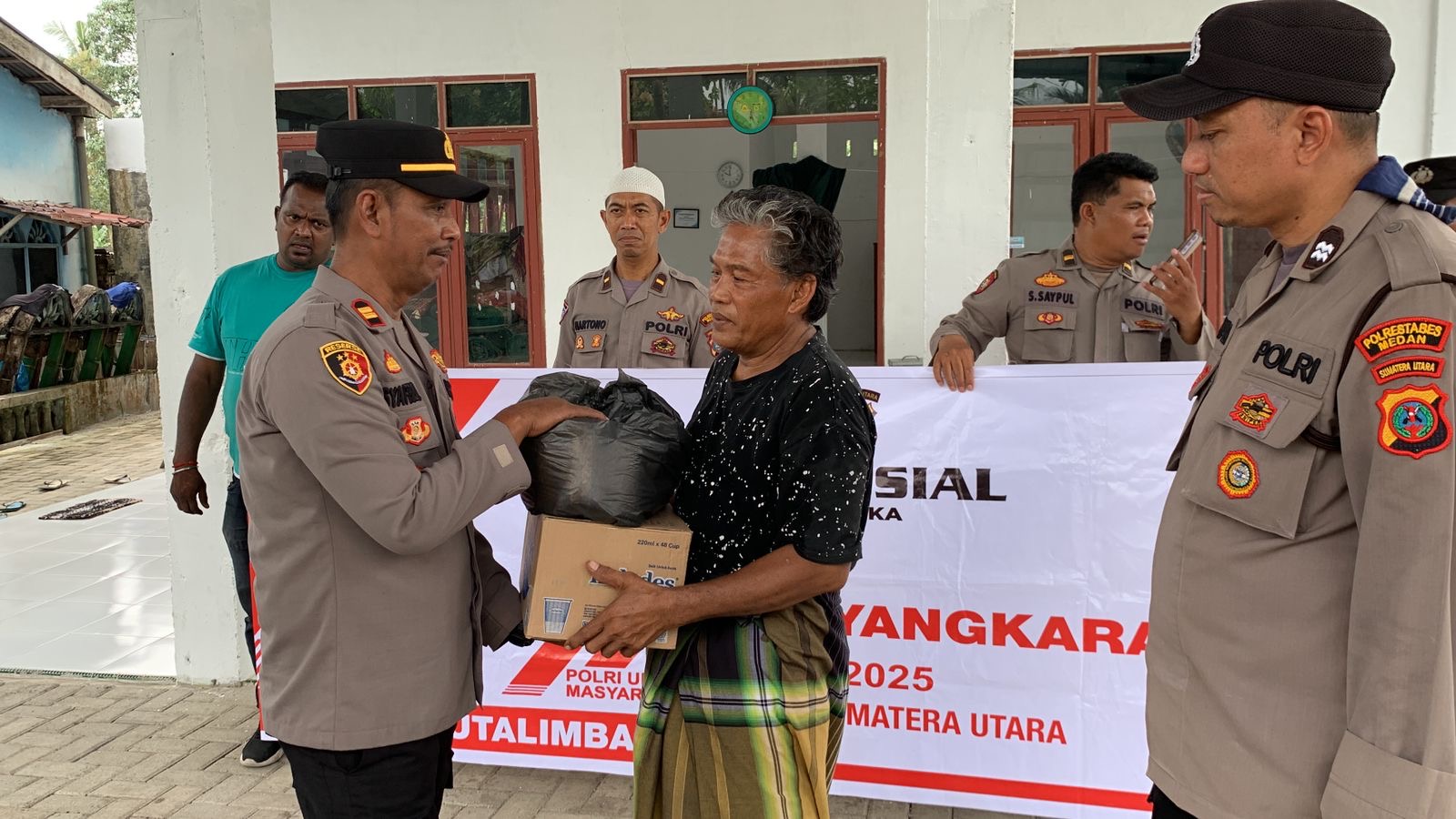 Sambut HUT Bhayangkara ke-79, Polsek Kutalimbaru Bersihkan Masjid Al-Hasaniyah
