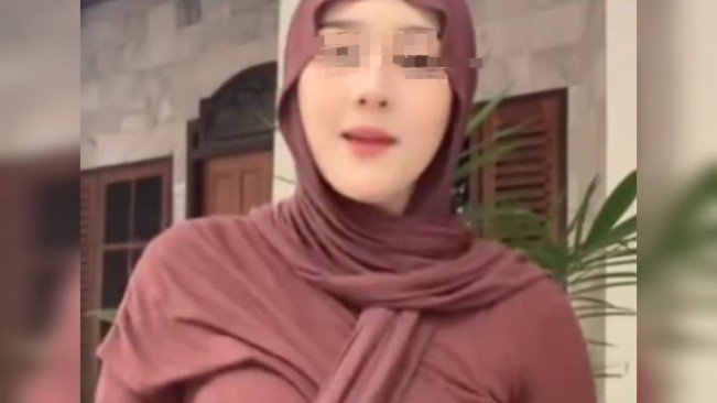 Viral! Video Izza 13 Menit Blunder, Aksi Buka-bukaan Selebgram Malaysia Bikin Merem Melek