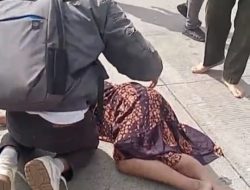 Nenek Tertabrak Motor PJR Saat Menyeberang di Depan RS Mitra Medika