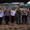 Polsek Tigabinanga Bersama Forkopimcam Tanam Jagung Serentak Kuartal III di Lahan Perhutanan Sosial