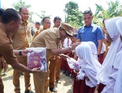 Syah Afandin Salurkan 139 Ton Beras dan 180 Seragam Sekolah di Secanggang