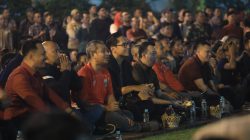 Respect Untuk Timnas Indonesia, Rico Waas Duduk Lesehan Bersama Ribuan Masyarakat Nobar Final Piala AFF U-23