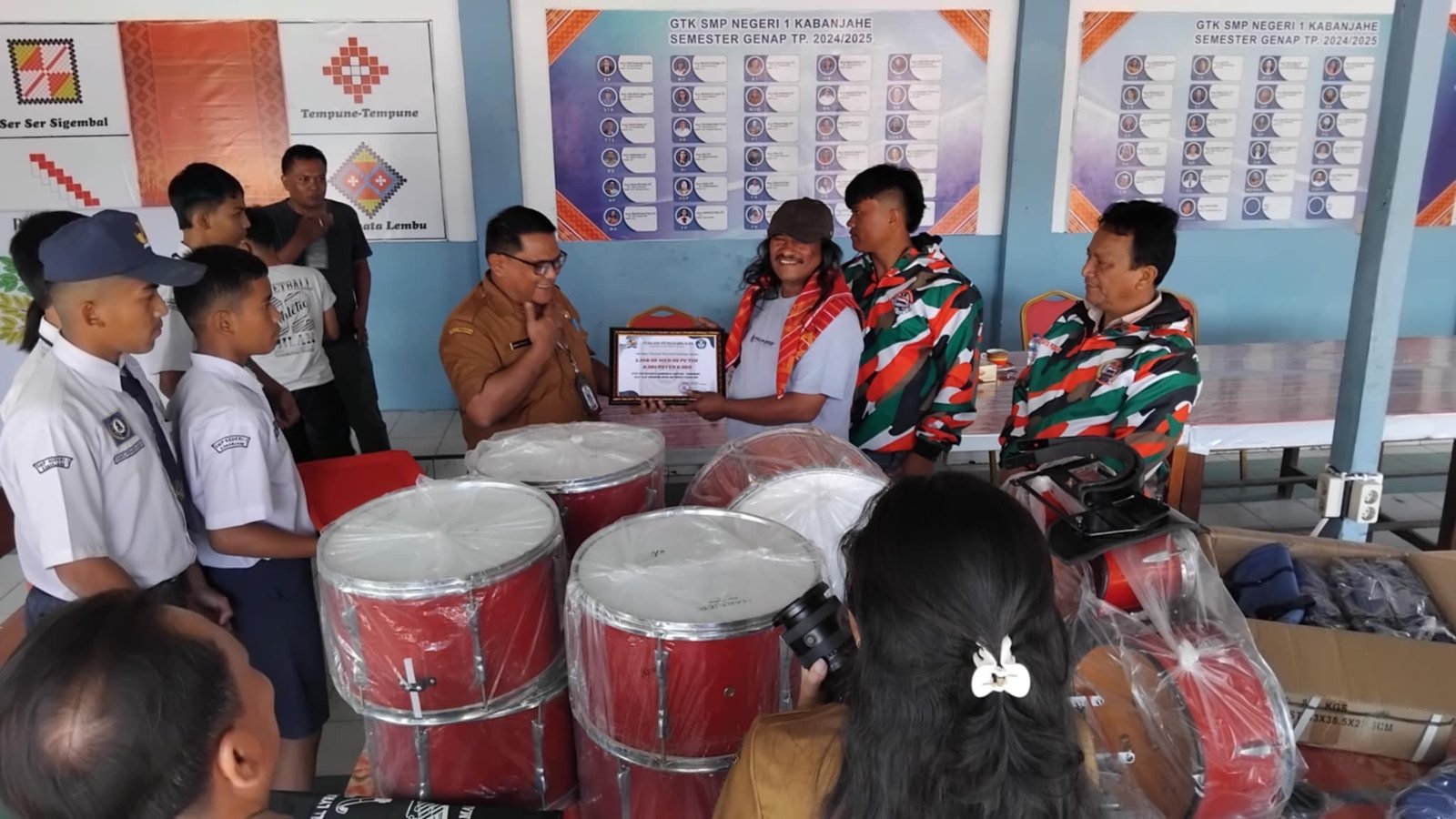 Dukung Ekstrakurikuler, LMP Karo Bantu Alat Drumband ke SMPN 1 Kabanjahe