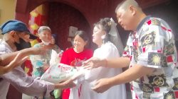 Putri Vihara Kwan Im Bagikan Beras Gratis untuk Warga Kurang Mampu di Medan