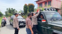 Polsek Kutalimbaru Bagikan Bendera Merah Putih ke Pengendara