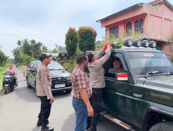 Polsek Kutalimbaru Bagikan Bendera Merah Putih ke Pengendara
