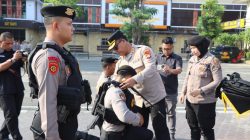 Tingkatkan Keselamatan Anggota, Kombes Gidion Berikan Rompi Anti Sayat