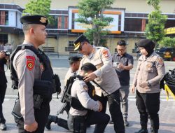 Tingkatkan Keselamatan Anggota, Kombes Gidion Berikan Rompi Anti Sayat