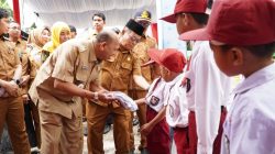 Syah Afandin Bagikan 1.020 Seragam di SD Masa Kecilnya