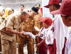 Syah Afandin Bagikan 1.020 Seragam di SD Masa Kecilnya