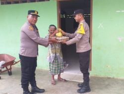 Polsek Juhar Bantu Lansia dan Masjid di Desa Mbetong