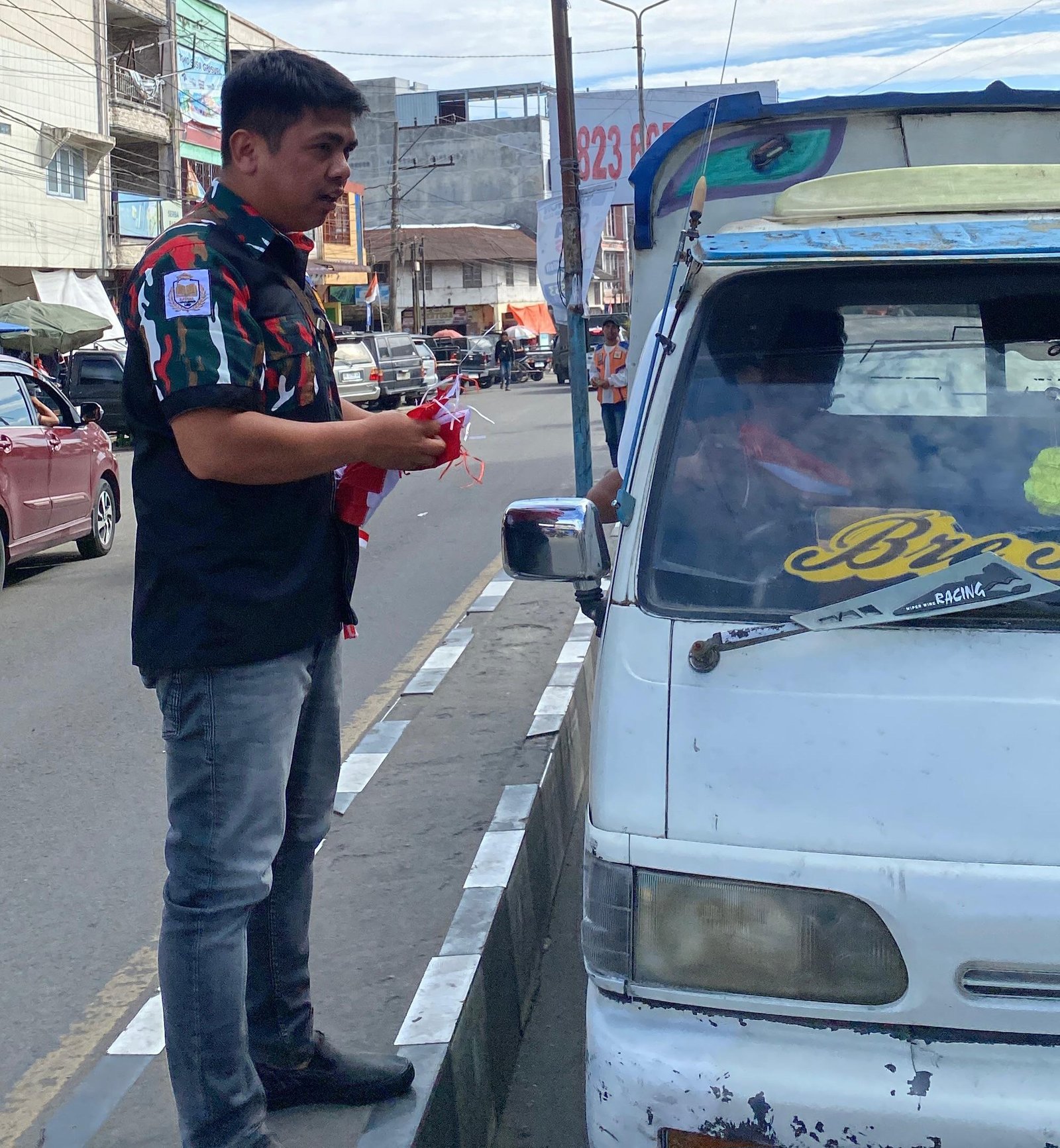 Sambut HUT RI ke-80, SAPMA LMP Tanah Karo Bagikan Bendera Merah Putih di Kabanjahe