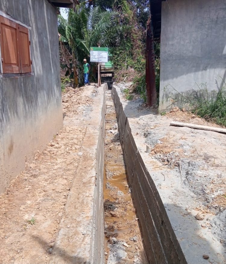 Perlancar Drainase, Pengerjaan Parit Beton di Dusun l Kelurahan Bukit Jengkol Hampir Rampung