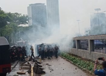 Sempat Ricuh, Aparat Bubarkan Demonstran di Depan Gedung DPR dengan Gas Air Mata