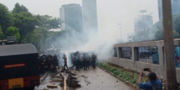 Sempat Ricuh, Aparat Bubarkan Demonstran di Depan Gedung DPR dengan Gas Air Mata