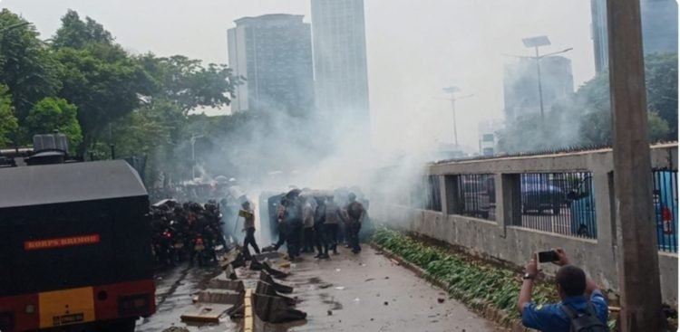 Sempat Ricuh, Aparat Bubarkan Demonstran di Depan Gedung DPR dengan Gas Air Mata