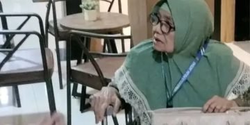 Viral! Nenek Endang Disomasi Rp115 Juta Gegara Siarkan Liga Inggris 