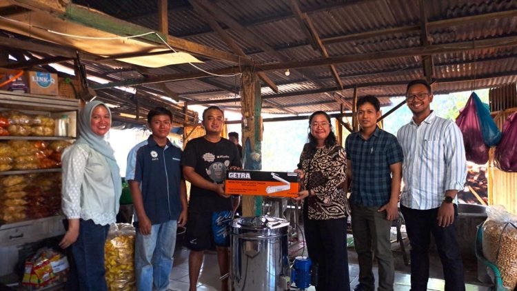 Unimed Bantu UMKM Binjai Tingkatkan Kualitas Keripik Lewat Mesin Peniris Minyak