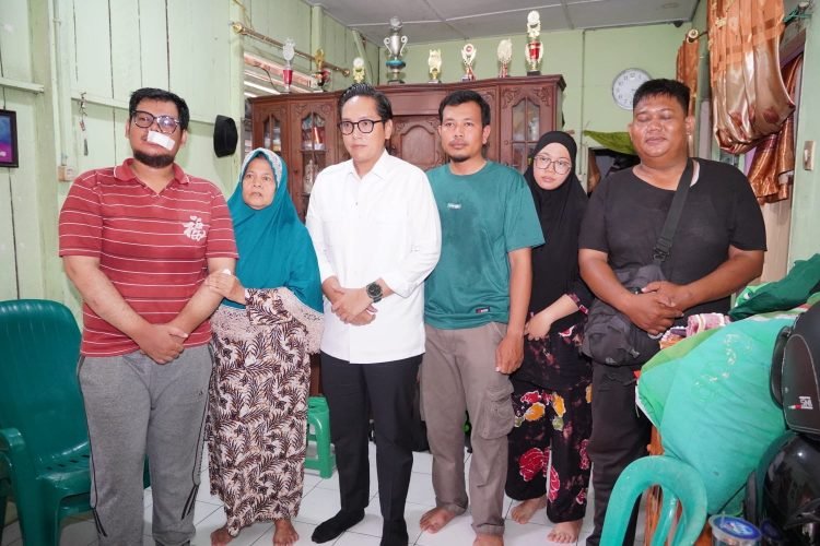 Rico Waas Temui Ojol Korban Penganiayaan, Pastikan Dishub Medan Tertibkan Jukir Liar