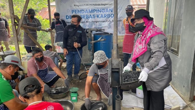 Pelindo Regional 1 Latih Warga Samosir Olah Briket Arang dari Bonggol Jagung