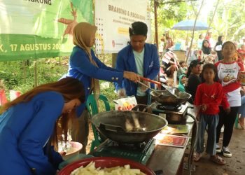 Mahasiswa UPER Diversifikasi Olahan Singkong, Dongkrak Ekonomi Desa Barengkok