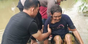 Pria Paruh Baya Nyaris Tewas Dibawa Arus Sungai Pelawi