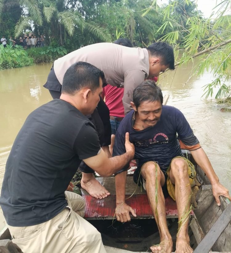 Pria Paruh Baya Nyaris Tewas Dibawa Arus Sungai Pelawi