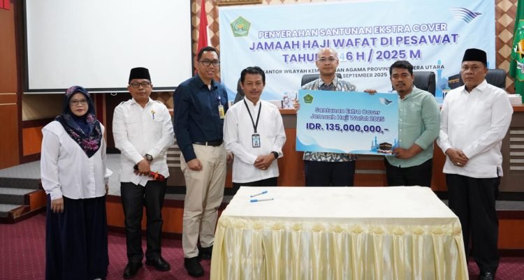 Kemenag RI dan Garuda Indonesia Serahkan Santunan Ekstra Cover ke Ahli Waris Jemaah