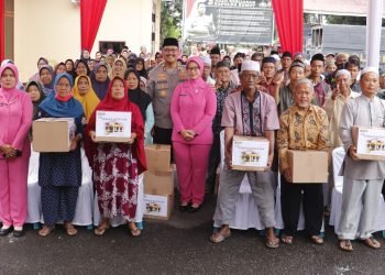 Kapolres Langkat & Bhayangkari Salurkan 150 Paket Sembako Untuk Bilal Mayit, Penggali Kubur & Kaum Duafa