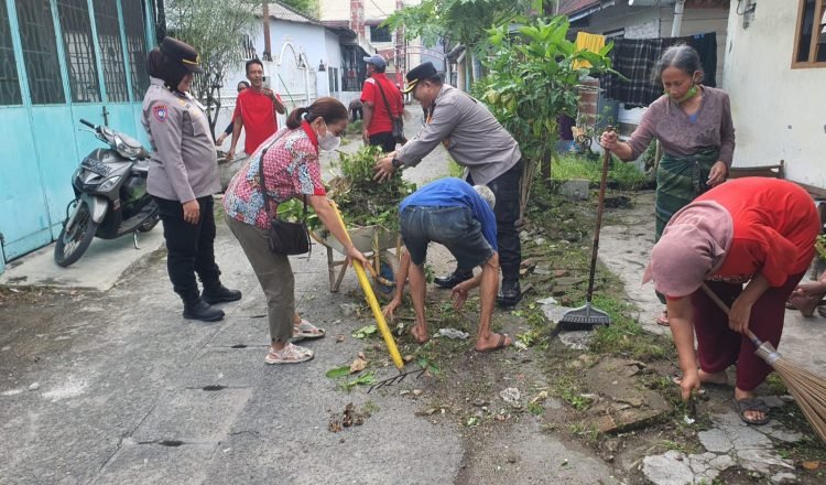 Polsek Medan Timur Gotong Royong Bersama Warga