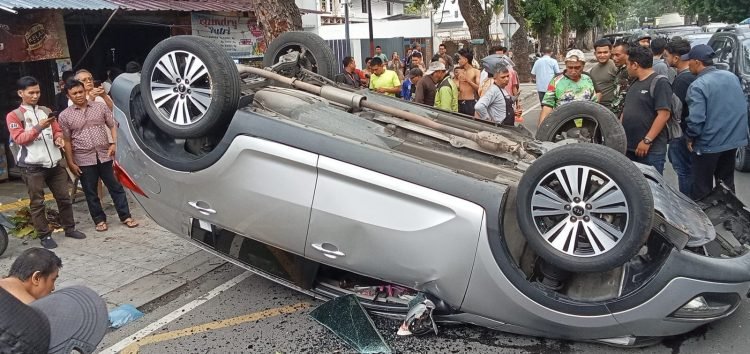 Sedan Terguling di Putri Hijau