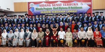 Lulusan Akbid Langkat Diharapkan Jadi Bidan Kompeten dan Berakhlak