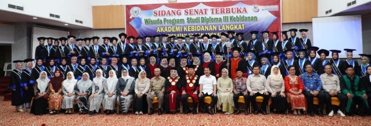 Lulusan Akbid Langkat Diharapkan Jadi Bidan Kompeten dan Berakhlak