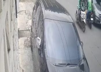 2 Pemotor Beraksi Modus Pecah Kaca Mobil Digebuki Warga