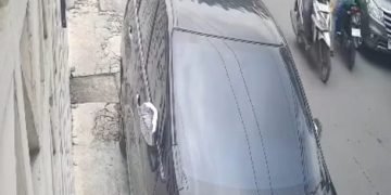 2 Pemotor Beraksi Modus Pecah Kaca Mobil Digebuki Warga